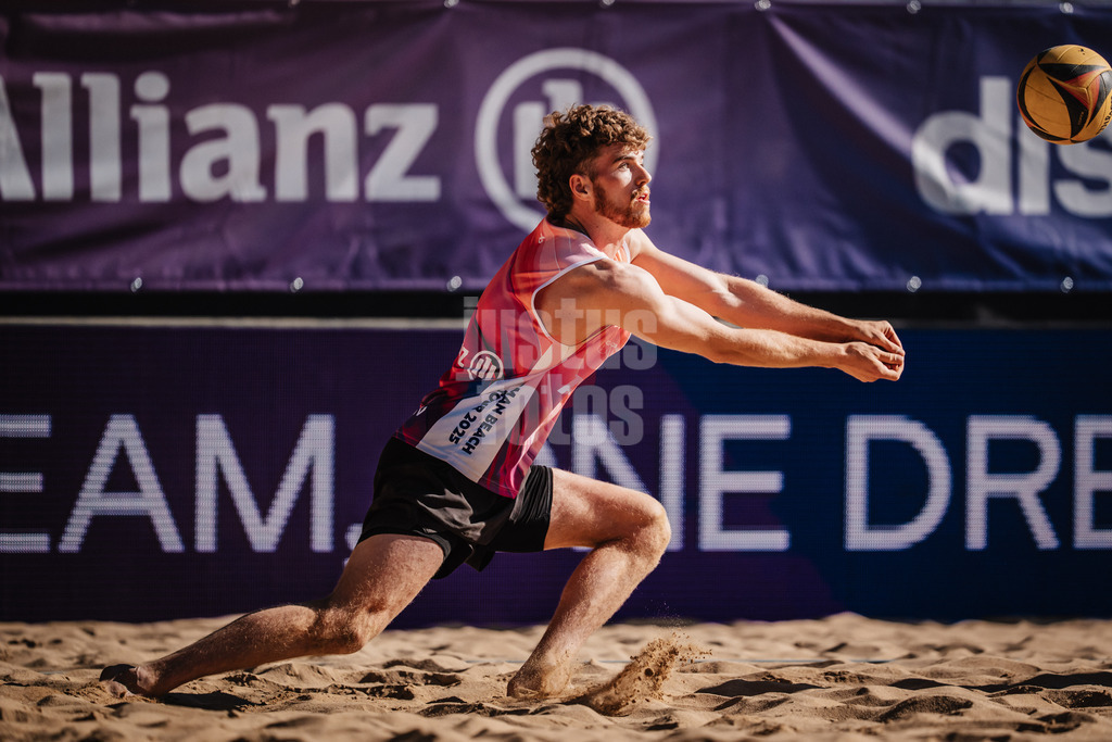 Beachvolleyball | Männer | Allianz German Beach Tour 2025 | Tourstop Düsseldorf | 15.05.2025 | Luis Henrichs spielt den Ball