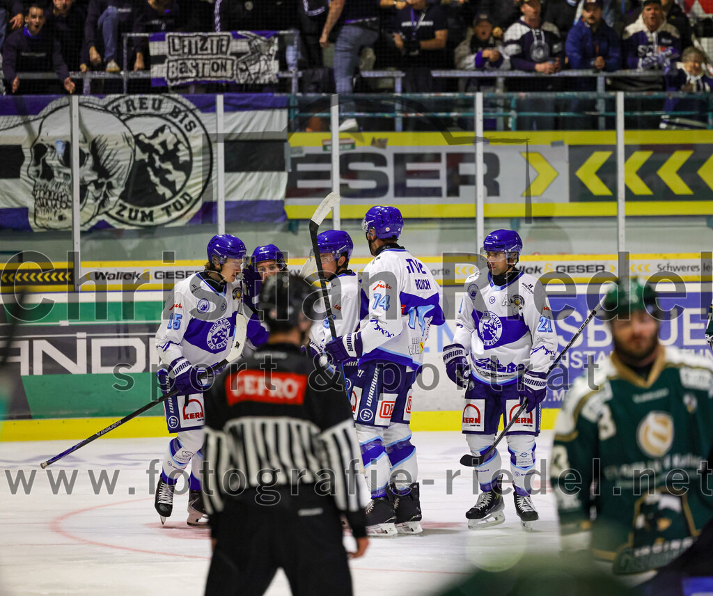 2025-09-26_059_TSV_Erding_gegen_SC_Riessersee | Erding, Deutschland, 26.09.2025:Eishockey, Oberliga Süd 2025 / 2026, 3. Spieltag, TSV Erding gegen SC Riessersee, Endergebnis: 3:5+r15+, Jesse Roach (SC Riessersee, #74), Alexander Höller (SC Riessersee, #21)Foto: Christian Riedel / fotografie-riedel.net