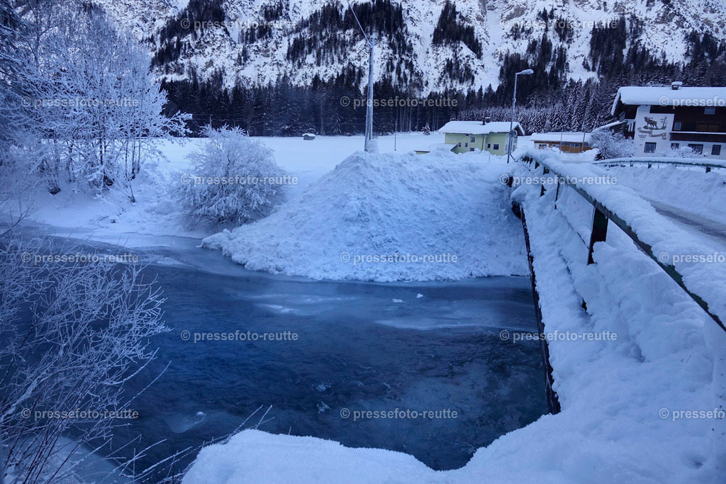 welltvi-Lechfluss-Winter_24Jan2019-Duernau_Holzgau_DSC2221 | Info aus dem Bezirk Reutte/Ausserfern Tirol sowie eine umfangreiche Bilddatenbank über die gesamte Region: Lechtal, Talkessel Reutte, Tannheimertal, Zwischentoren. Lech, Plansee, Zugspitze, Grenztunnel, B179, Fernpassstraße, Verkehr, Lawinen, Tradition, - Realisiert mit Pictrs.com