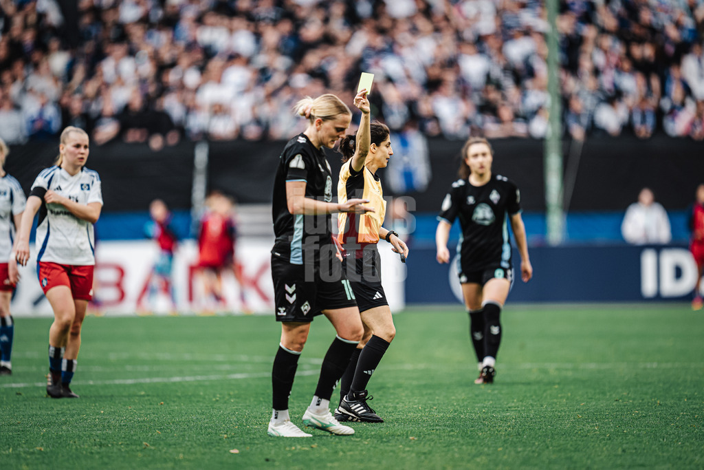 Fußball | Frauen | Saison 2024/2025  | DFB-Pokal der Frauen | Halbfinale | Hamburger SV vs. Werder Bremen | 23.03.2025 | Lina Hausicke (#18, Werder Bremen) sieht von Schiedsrichterin Riem Hussein die Gelbe Karte