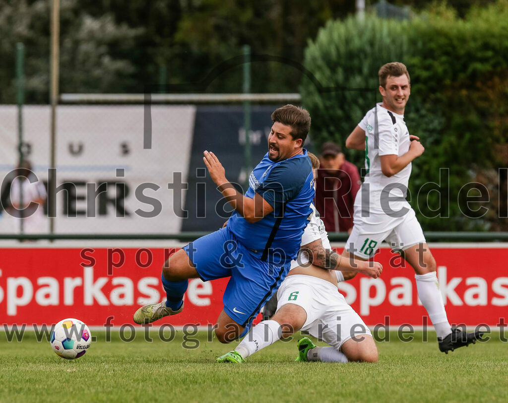 2023-10-14_097_FC_Langengeisling_gegen_TSV_Siegsdorf | Erding, Deutschland, 14.10.2023:
Fußball, Bezirksliga Oberbayern Ost 2023 / 2024, 13. Spieltag, FC Langengeisling gegen TSV Siegsdorf, Endergebnis: 3:0

Florian Rupprecht (FC Langengeisling, #11), Josef Wittmann (TSV Siegsdorf, #6)

Foto: Christian Riedel / fotografie-riedel.net