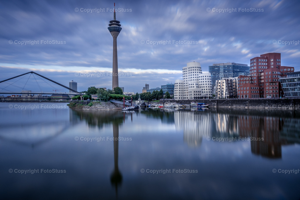 Abend im Düsseldorfer Medienhafen am Rhein | Der Rheinturm im Medienhafen von Düsseldorf. - Realisiert mit Pictrs.com