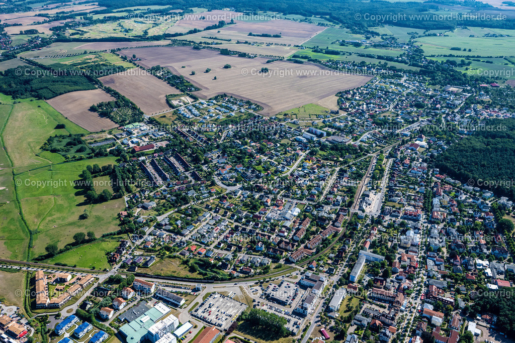 Kühlungsborn_ELS_9129100822 | OSTSEEBAD KüHLUNGSBORN 10.08.2022 Stadtzentrum im Innenstadtbereich an der Fritz-Reuter-Straße in Ostseebad Kühlungsborn im Bundesland Mecklenburg-Vorpommern, Deutschland. Weiterführende Informationen bei: Tourismus, Freizeit & Kultur GmbH. // The city center in the downtown area on street Fritz-Reuter-Strasse in Ostseebad Kuehlungsborn in the state Mecklenburg - Western Pomerania, Germany. Further information at: Tourismus, Freizeit & Kultur GmbH. Foto: Martin Elsen