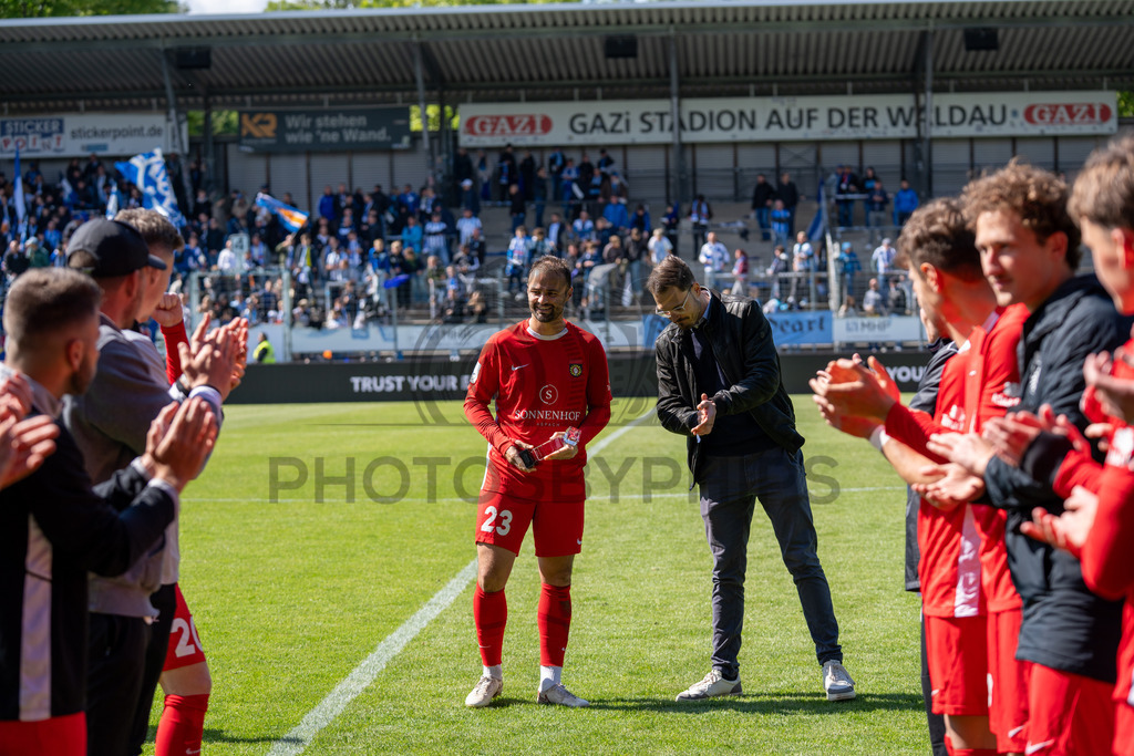 Stuttgarter Kickers vs. SG Sonnenhof Großaspach, Fussball, Regionalliga Suedwest, 34. Spieltag, 16.05.2026 | Fabian Eisele (SG Sonnenhof Großaspach, #23) bekommt die Torjägerkanonen/Torjaegerkanone überreicht/ueberreicht,Stuttgarter Kickers vs. SG Sonnenhof Großaspach, Fussball, Regionalliga Suedwest, 34. Spieltag, 16.05.2026