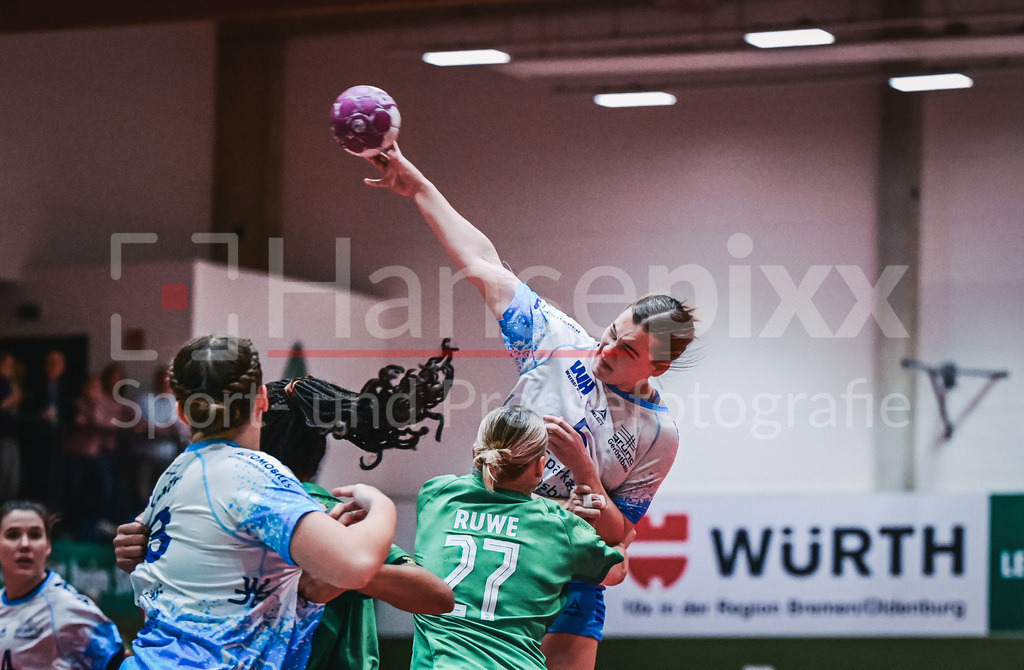 Handball, 2. Bundesliga Frauen, SV Werder Bremen - TuS Lintfort | v.li.: v.li.: Emma Ruwe (SV Werder Bremen, 27) mit dem Blockversuch gegen Eline Veltrop (TuS Lintfort, 5)