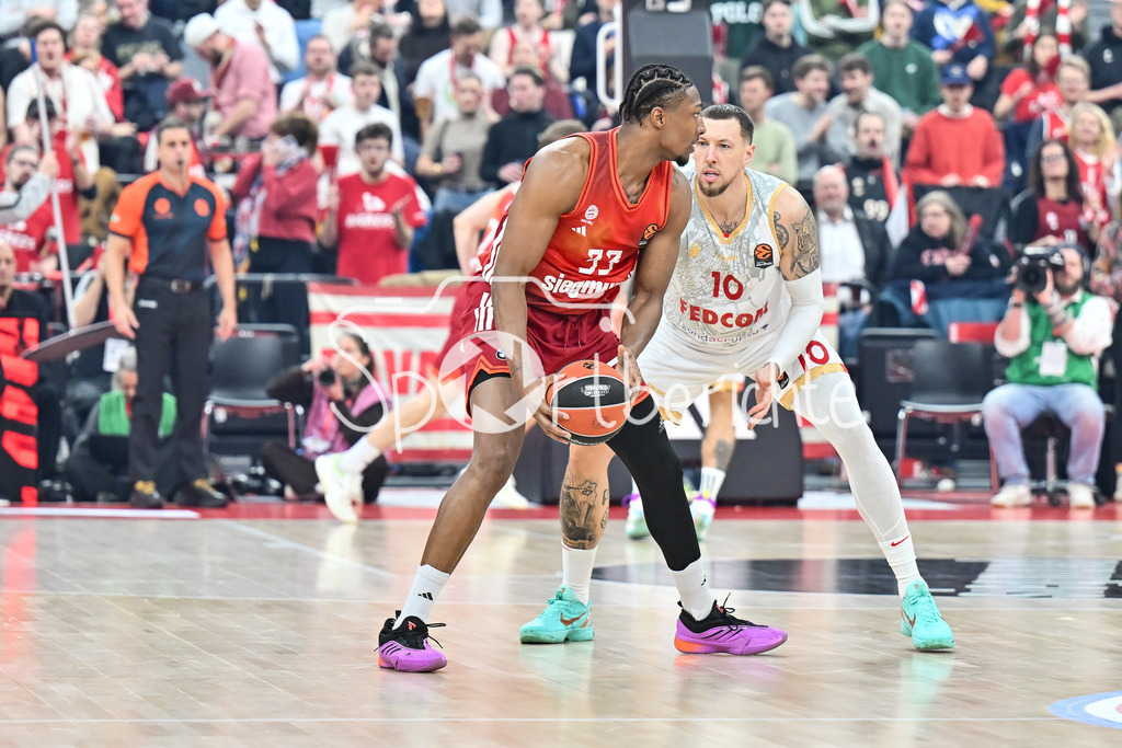 FC Bayern Basketball - AS Monaco Basket | MUNICH, GERMANY - 05. FEBRUARY: im Duell David McCORMACK (FC Bayern Basketball 33) und Daniel THEIS (AS Monaco Basket 10) während dem Match zwischen dem FC Bayern Basketball und dem AS Monaco Basket am 27. Spieltag der EuroLeague im SAP GARDEN
