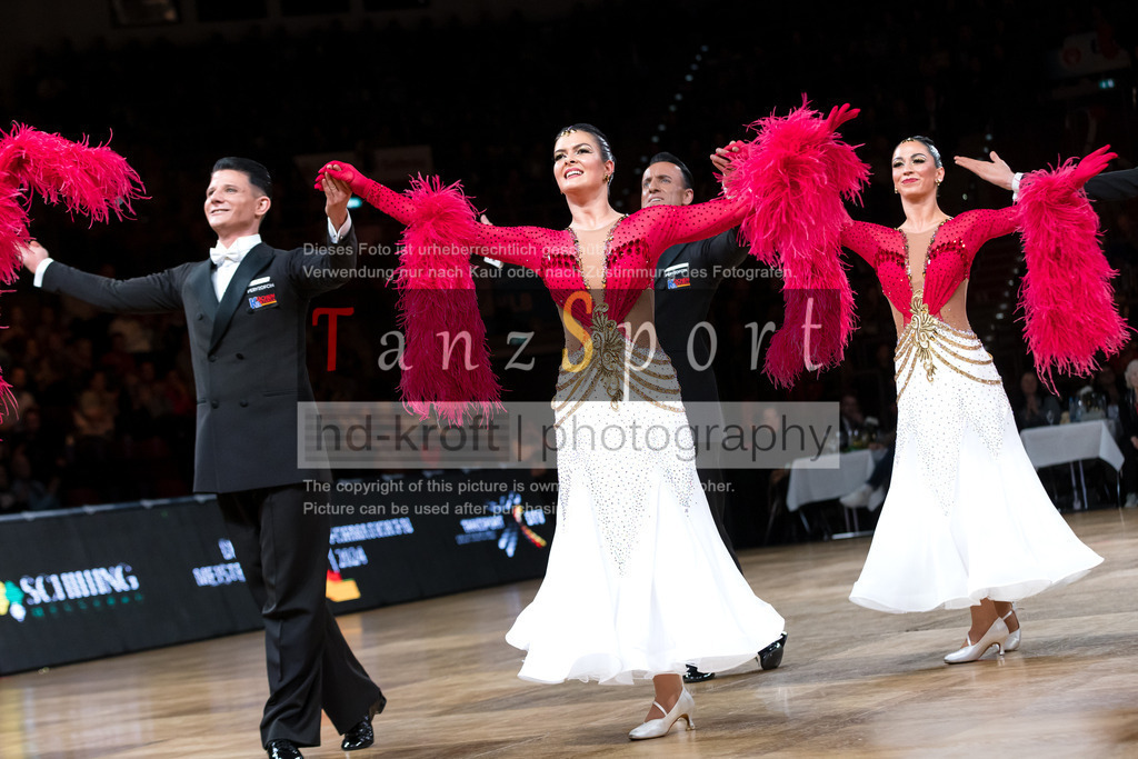 20241109_DM-Formationen_6880 | Tanzsportbilder, Standardtanz, Lateintanz, WDSF, DTV, LTVB, dancecomp, goc, hessen tanzt, blaues band der spree, walzer, tango, wiener walzer, slowfox, quickstepp, samba, rumba, cha-cha-cha, paso doble. jive, hd-kroft photography, turniertanzsport