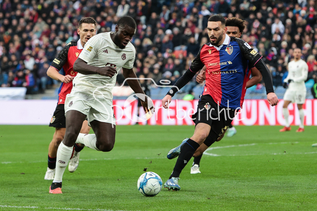 FC Basel - FC Bayern München | Dayot UPAMECANO (fcb #2) im Duell mit Leon AVDULLAHU (Basel #37) / Zweikampf