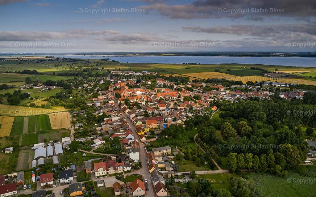 32_Usedom-Hafen_2021 | Findlinge im Eis, Zeesenboote bei der Traditionsregatta, eine Seebrücke im Sonnenaufgang - mit den Bildern aus dieser Galerie erhalten Sie wunderschöne Aufnahmen über das ganze Jahr. Ein tolles Produkt zum Verschenken, Werben oder zum Träumen vom nächsten - Realisiert mit Pictrs.com