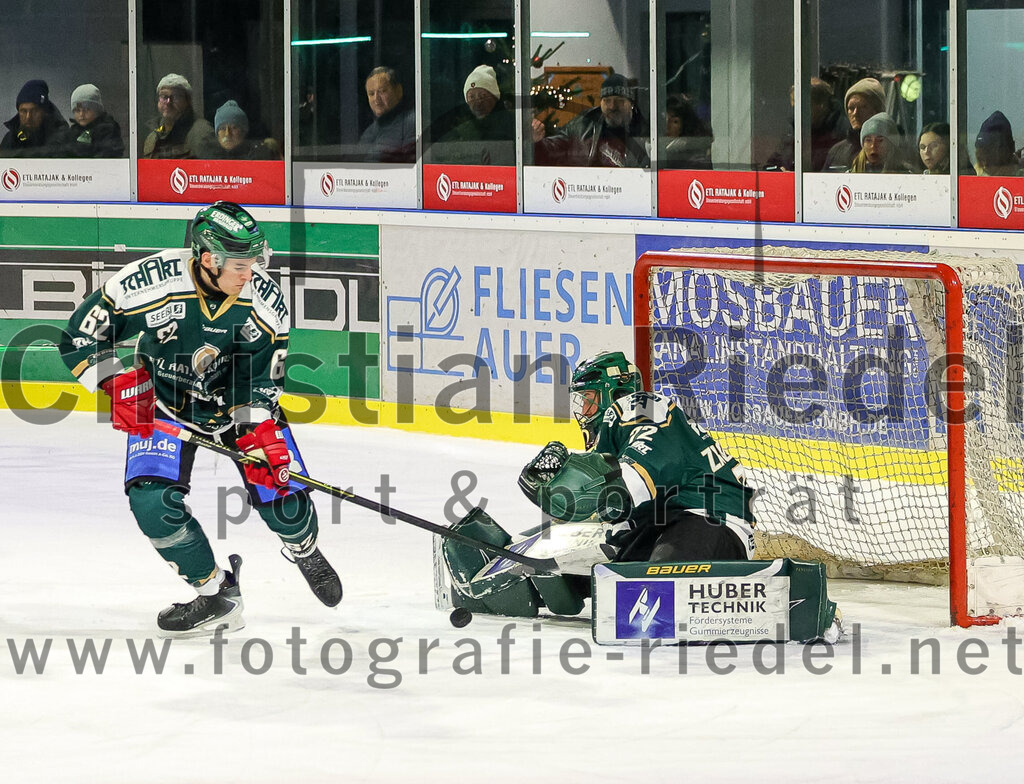2026-01-02_064_TSV_Erding_gegen_Hoechstadt_Alligators | Erding, Deutschland, 02.01.2026:Eishockey, Oberliga Süd 2025 / 2026, 33. Spieltag, TSV Erding gegen Höchstadt Alligators, Endergebnis: 2:1Cristian Achim (Erding Gladiators, #62), Torwart David Zabolotny (Erding Gladiators, #72)Foto: Christian Riedel / fotografie-riedel.net
