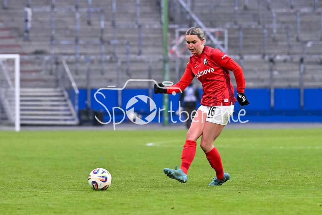 Hamburger SV - SC Freiburg | HAMBURG, GERMANY - 01. FEBRUARY: am Ball Greta STEGEMANN (SC Freiburg Frauen 16) / Einzelfoto / Freisteller während dem Match zwischen dem Hamburger SV und dem SC Freiburg am 16. Spieltag der Google Pixel Frauen-Bundesliga im Volksparkstadion