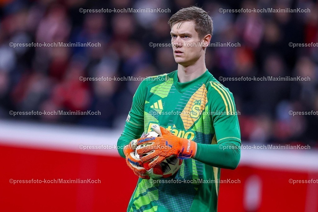 UCL29012502286 | 29.01.2025, Fußball, Bayer 04 Leverkusen - AC Sparta Prag, UEFA Champions League, 8. Spieltag, BayArena, Saison 2024 2025: Torwart Peter Vindahl (Sparta Prag #1)