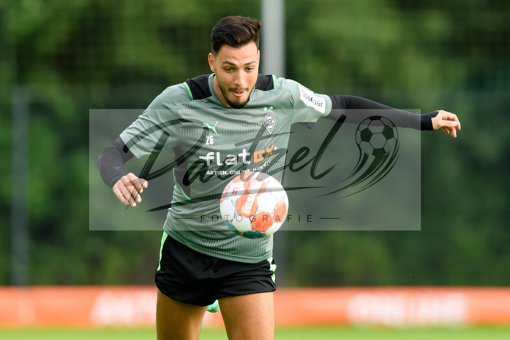 TRABMG20210719_139 | Fussball, Herren: Ramy Bensebaini (Borussia Moenchengladbach) in Aktion, am Ball, Einzelaktion beim Training von Borussia Moenchengladbach waehrend des Trainingslagers auf dem Trainingsplatz am Hotel Klosterpforte am 19.07.2021 in Harsewinkel, Deutschland. - Realisiert mit Pictrs.com