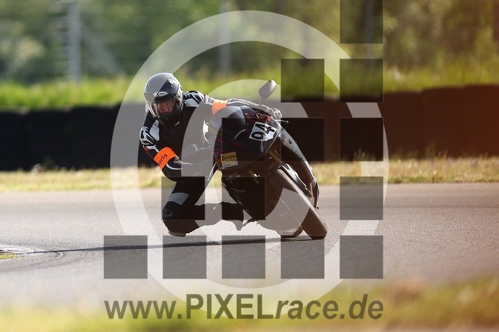 0094-20260426_00604 | Schöne Erinnerungen an spannende Momente - das festzuhalten ist unser Job. PIXELrace.de ist seit 2003 auf den Rennstrecken Europas unterwegs um die Action draußen beim Fahren und die wunderbare Stimmung imm Fahrerlager für euch einzufangen.
