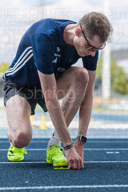 Deutsche Leichtathletik-Meisterschaften; Bochum-Wattenscheid, 25.07.2026 | Hochspringer Tobias Potye (Munich Athletics) klebt Anlaufmarken; Deutsche Leichtathletik-Meisterschaften am 25.07.2026 im Lorheide-Stadion, Bochum-Wattenscheid (Nordrhein-Westfalen).