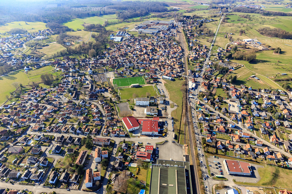 Vue aérienne: Centre ville avec terrain de football de Mertzwiller, Collège Jacques Tati et Espace Stéphane Grappelli à Mertzwiller dans le département Bas Rhin, France – .Photo: IMG_097477.jpg prise le 16/03/2017 par Werner Riehm/FLY-FOTO.eu – Résolution de l'original: 5472 x 3648 px – Mertzwiller