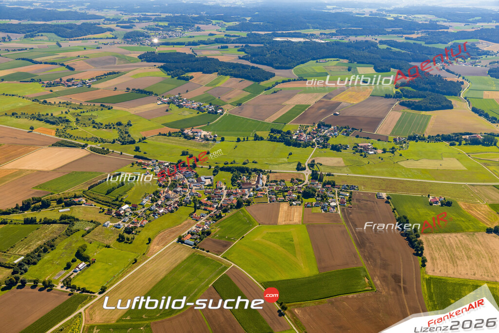 Klassische Luftaufnahme ohne Drohne zeigt:Adlhausen bei Langquaid - Die Luftbildaufnahme wurde 2025 vom UL-Flugzeug heraus erstellt ( keine Drohne ) - Hochauflösende Luftaufnahme -Nicht vergleichbar mit Google Maps oder Satelittenbilder- Die Geschenkidee !Mit Lizenz und Bildrechte bestellbar