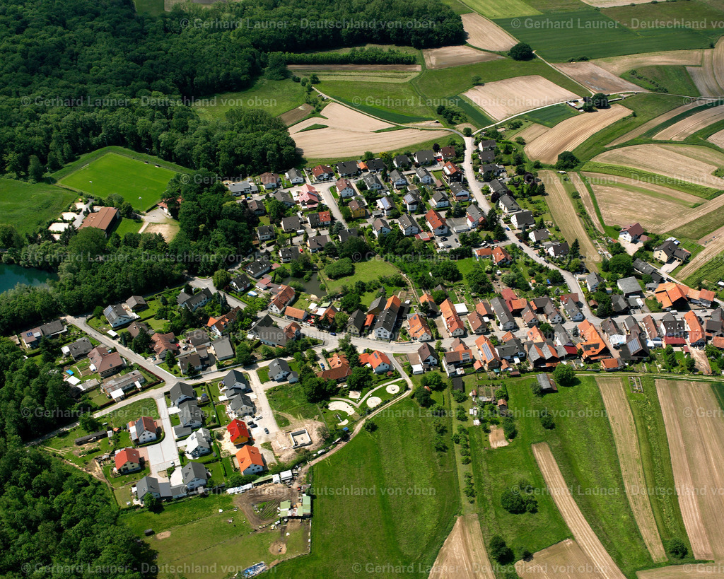 2626406 | Hesselhurst 09.06.2006 Landwirtschaftliche Nutzflächen und Feldgrenzen  umsäumen das Siedlungsgebiet des Dorfes in Weier im Bundesland Baden-Württemberg, Deutschland // Agricultural land and field boundaries surround the settlement area of the village  in Weier in the state Baden-Wuerttemberg, Germany Foto: Gerhard Launer