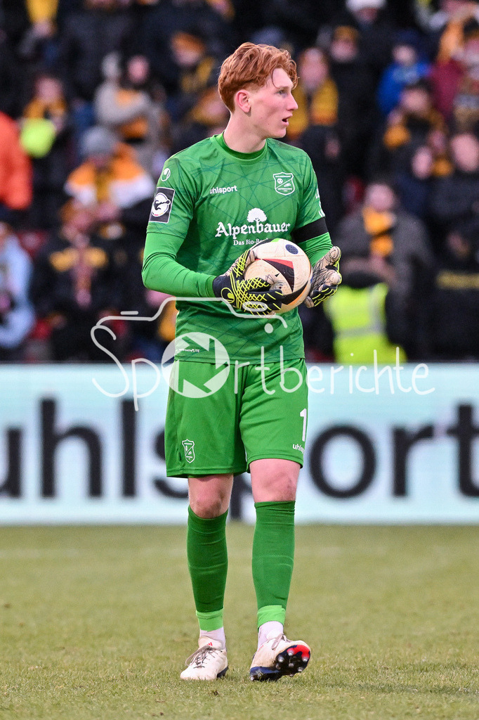 SpVgg Unterhaching - Dynamo Dresden | am Ball Konstantin HEIDE (UHG #1) / Freisteller / Einzelfoto / 3. Liga: SpVgg Unterhaching - Dynamo Dresden, Uhlsportpark am 21.12.2024