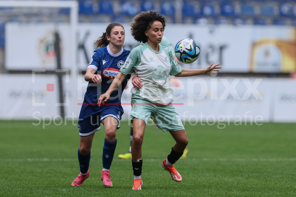 Fussball, DFB-Pokal Frauen, DSC Arminia Bielefeld - SV Werder Bremen | v.li.: Anna Czekalla (Arminia Bielefeld, 26) und Amira Arfaoui (SV Werder Bremen, 8) im Zweikampf, Duell, Dynamik, Aktion, Action, Spielszene, DIE DFB-RICHTLINIEN UNTERSAGEN JEGLICHE NUTZUNG VON FOTOS ALS SEQUENZBILDER UND/ODER VIDEOÄHNLICHE FOTOSTRECKEN. DFB REGULATIONS PROHIBIT ANY USE OF PHOTOGRAPHS AS IMAGE SEQUENCES AND/OR QUASI-VIDEO.