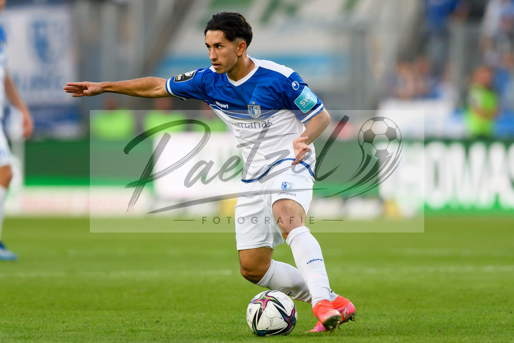 FCMFCK20210904_192 | Fussball, Herren: Jason Ceka (1. FC Magdeburg) in Aktion, am Ball, Einzelaktion beim Spiel der 3. Liga zwischen 1. FC Magdeburg und 1. FC Kaiserslautern in der MDCC-Arena am 04.09.2021 in Magdeburg, Deutschland.DFB / DFL REGULATIONS PROHIBIT ANY USE OF PHOTOGRAPHS AS IMAGE SEQUENCES AND/OR QUASI-VIDEO. - Realisiert mit Pictrs.com
