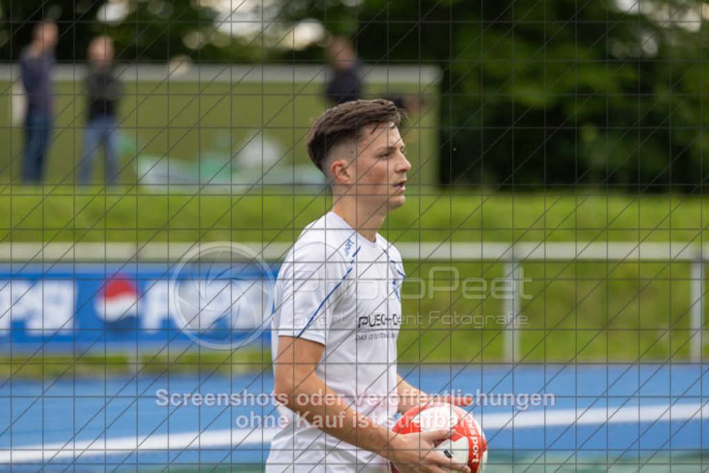 20250529_182143_0207 | #,  VfL Kirchheim (blau) vs. 1.FC Eislingen (weiß), Fußball, Bezirkspokal Finale - Bezirk Neckar/Fils, 2024/2025, Rasenplatz VfL Stadion Kirchheim, Jesinger Straße 105, 73230 Kirchheim, 29.05.2025 - 16:30 Uhr,Foto: PhotoPeet-Sportfotografie/Peter Harich