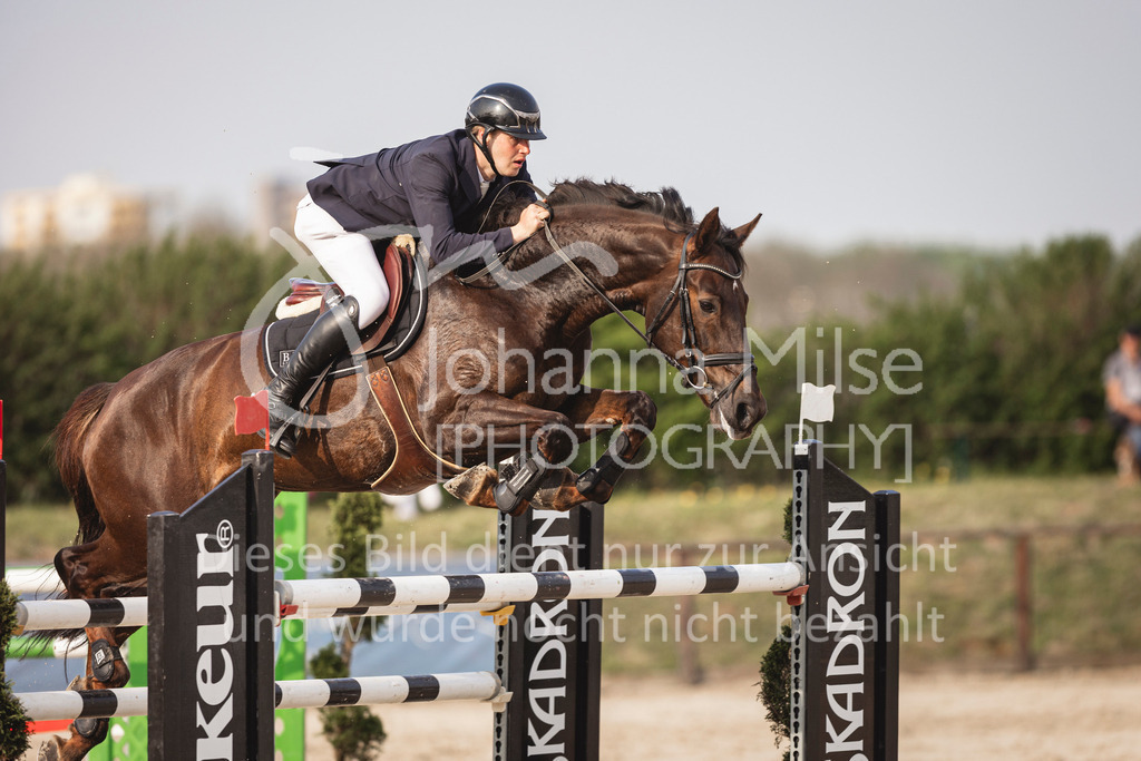 250416_M2-Springen-491 | Deine schönsten Turniermomente als professionelle Fotos! Entdecke hochwertige Pferdesport-Fotografie im Online-Shop. Jetzt Fotos finden & bestellen!