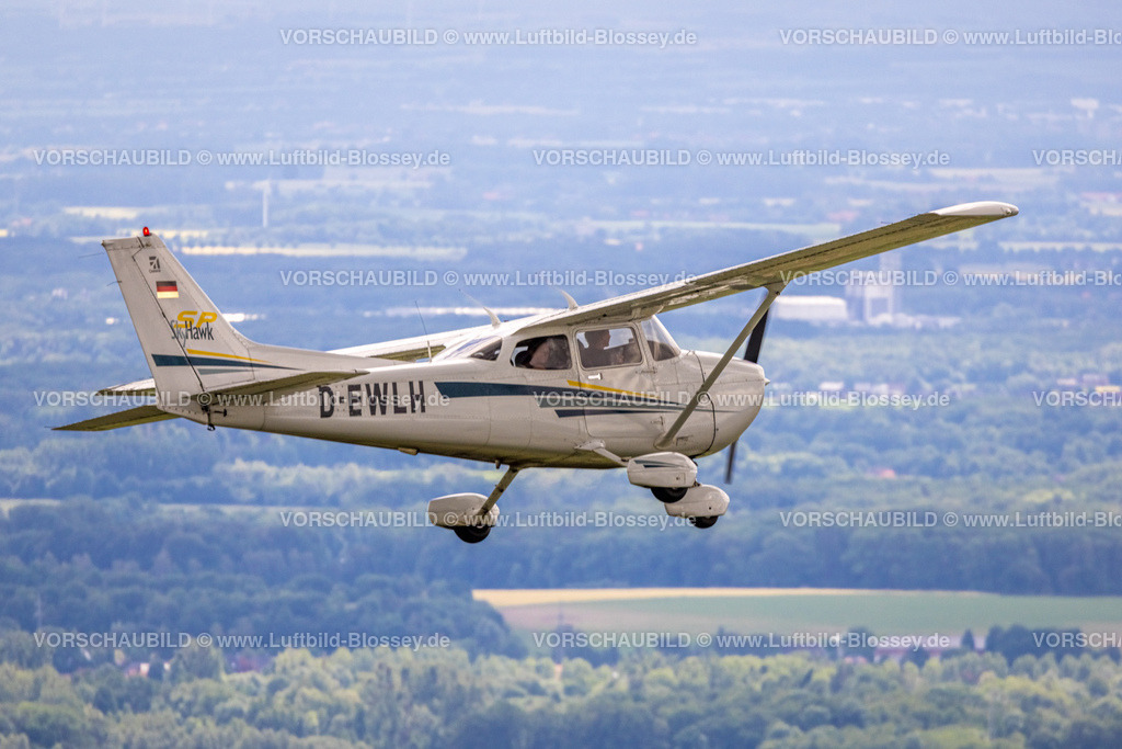 Hamm220601383Cessna_EWLH-15 |  Luftbild air to air, Cessna 172S Skyhawk SP auf einem Rundflug über Hamm, Allgemeine Luftfahrt, Privatfliegerei, Heessen, Hamm, Ruhrgebiet, Nordrhein-Westfalen, Deutschland