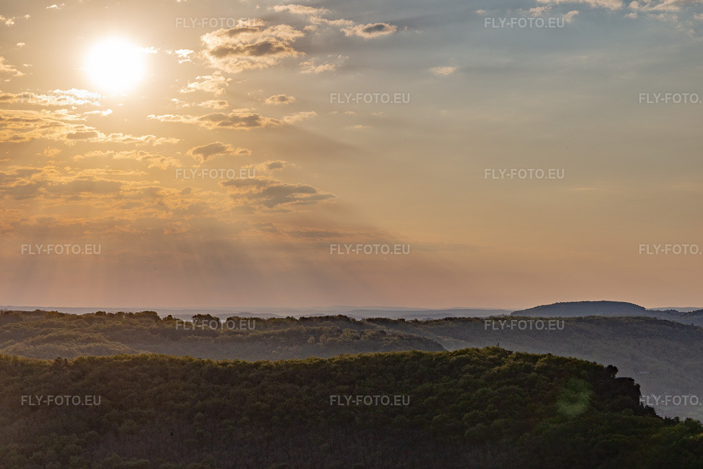 Vue aérienne: Vue de la ville à Vézac dans le département Dordogne, France. Photo: IMG_113692.jpg prise le 20/04/2019 par Werner Riehm/FLY-FOTO.eu – Résolution de l'original: 5472 x 3648 px
