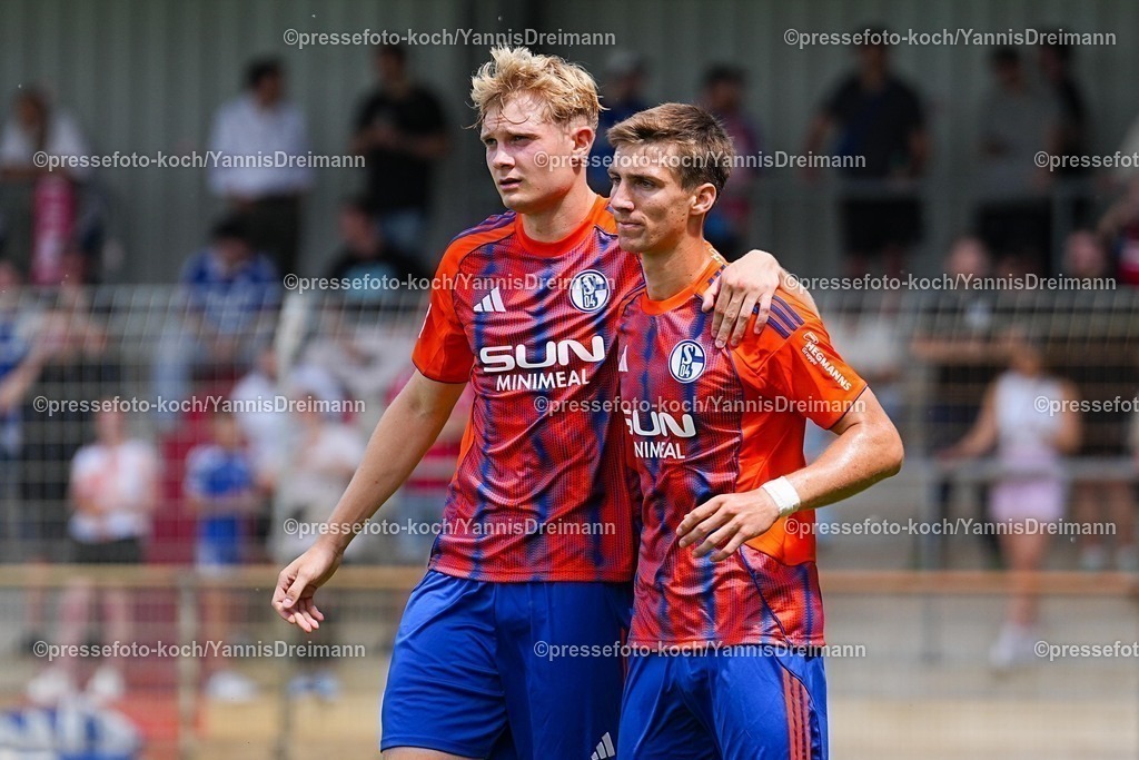 xYDR20072501010 | 20.07.2025, xydrx, Fußball, Rot Weiss Ahlen - FC Schalke 04, Testspiel, Wersestadion: Torjubel nach dem Tor zum 1:0 für den FC Schalke 04 durch Torschütze Felipe Sanchez (FC Schalke 04 #2) zusammen mit Peter Remmert (FC Schalke 04 #39)