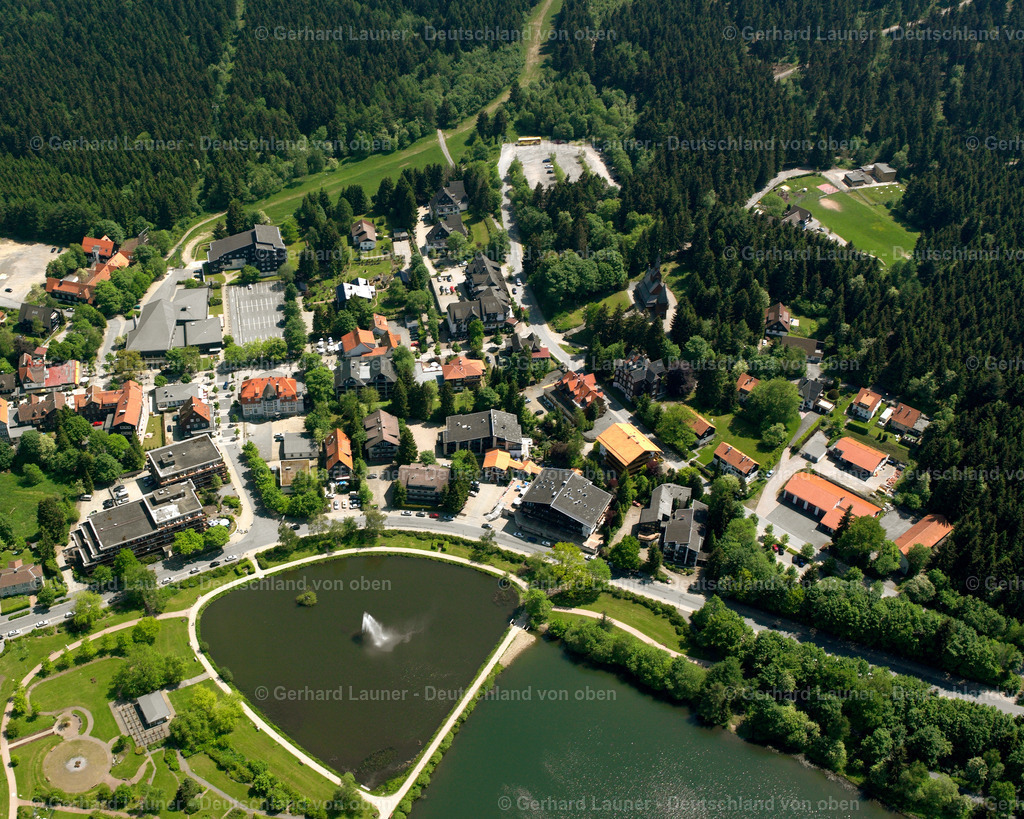 2638640 | HAHNENKLEE-BOCKSWIESE 09.06.2006 Wald- Gebiete und Forstflächen umsäumen das Siedlungsgebiet des Dorfes in Hahnenklee-Bockswiese im Bundesland Niedersachsen, Deutschland // Village - view on the edge of forested areas in Hahnenklee-Bockswiese in the state Lower Saxony, Germany Foto: Gerhard Launer