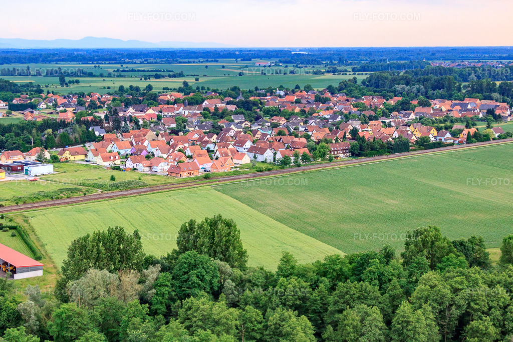 Aerial view: Residential area beyond the railway line from the north in Roppenheim in the state Bas-Rhin, France. – Photo: IMG_28785.jpg taken on 06/14/2010 by Werner Riehm/FLY-FOTO.com – Resolution of the original: 4593 x 3062 px