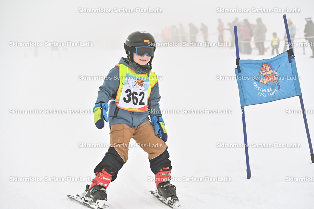 SRF_20.02.2026_0079 | Skirennfotos,Serfaus,Fiss,Ladis,Kinderskirennen,Winter,Tirol,Oberland,skirace,SFL,feelfree,weil wir's genießen,ski,Ski,skifahren,Sonnenplateau, - Realisiert mit Pictrs.com