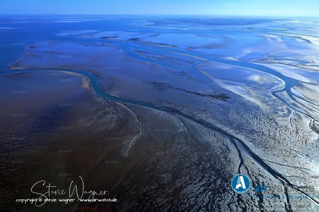 Fahrrinne und Priele - Hamburger Hallig - Pellworm - Hallig Gröde | Fahrrinne und Priele zwischen Hamburger Hallig und Hallig Gröde im Hintergrund Pellworm - Diese Priele sind heute nicht nur natürliche Gegebenheiten, sondern auch wichtige Lebensräume für verschiedene Tierarten, insbesondere Vögel, die auf den Halligen rasten, wie beispielsweise die Ringelgänse im Frühjahr.