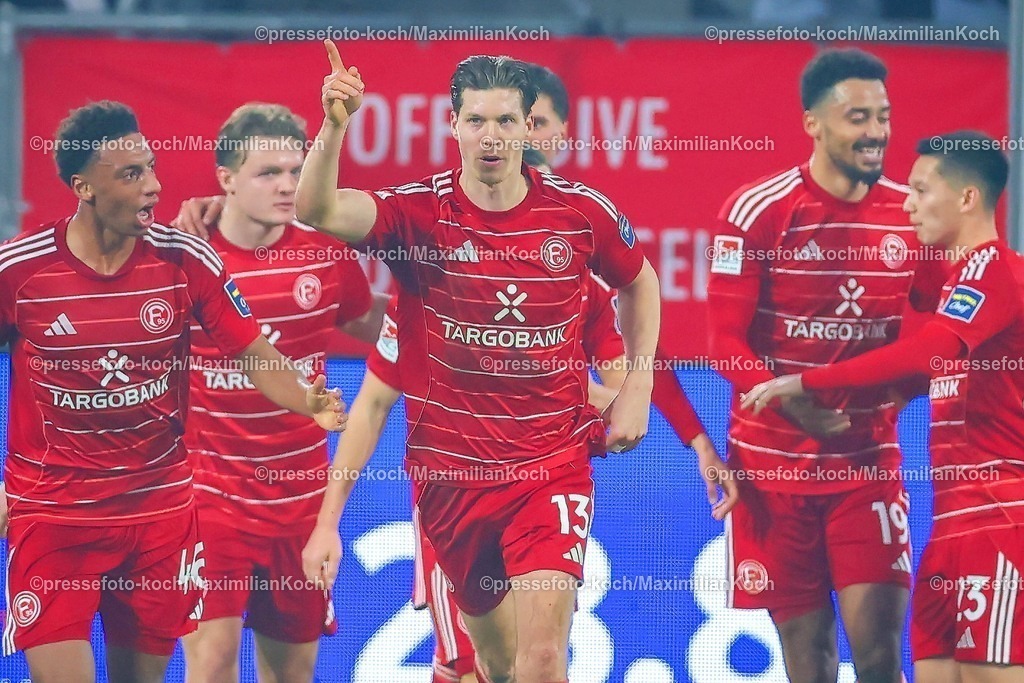 F9527022601044 | 27.02.2026, Fußball, Fortuna Düsseldorf - VfL Bochum, 2. Fußball Bundesliga, Merkur Spiel-Arena, Saison 2025 2026: Torjubel nach dem Tor zum 1:0 durch Torschütze Cedric Itten&nbsp;(Fortuna Düsseldorf #13)  DFB regulations prohibit any use of photographs as image sequences and or quasi-video.