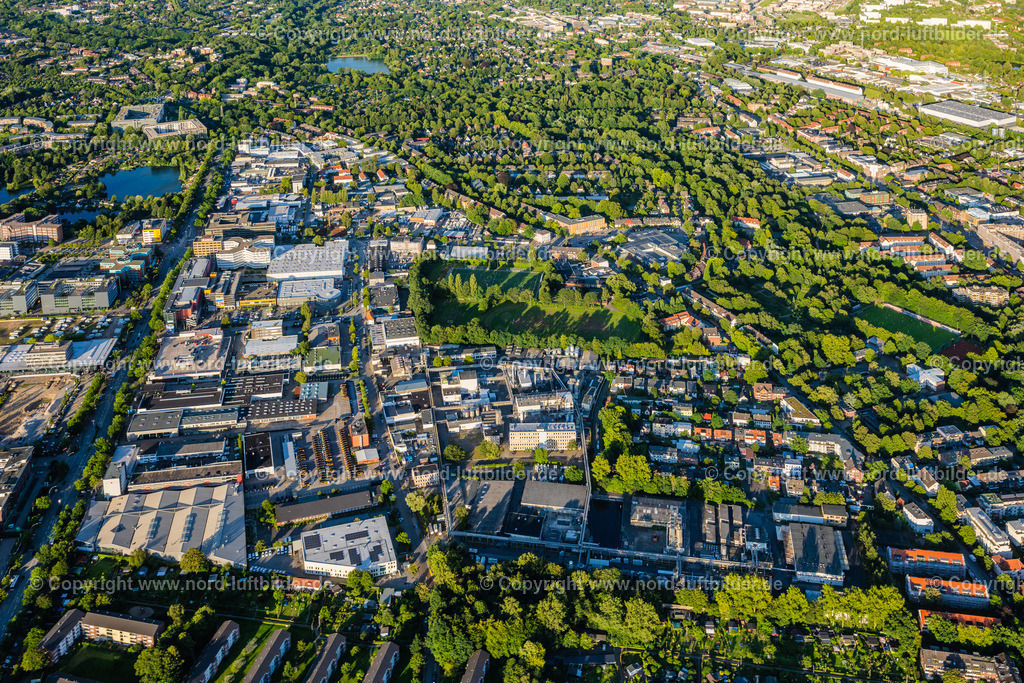 Hamburg_Wandsbek_Friedrichebertdamm_Gewerbegebiet_ELS_0103040823 | HAMBURG 04.08.2023 Industrie- und Gewerbegebiet am Friedrich-Ebert-Damm im Ortsteil Wandsbek an der Straße an der Straße an der Straße Friedrich Erbert Damm in Hamburg, Deutschland. // Industrial and commercial area on Friedrich-Ebert-Donm in the district Wandsbek on street on street on street Friedrich Erbert Damm in Hamburg, Germany. Foto: Martin Elsen