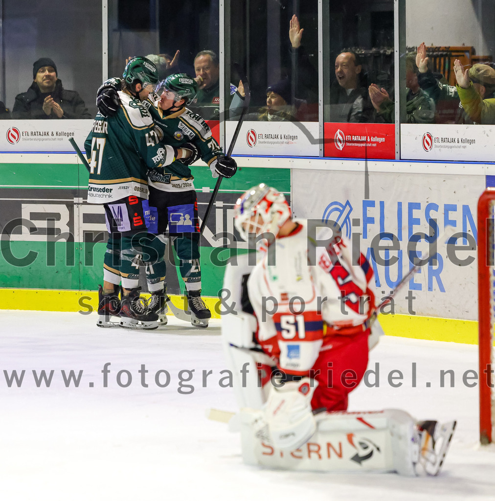 2026-02-20_153_TSV_Erding_gegen_Deggendorfer_SC | Erding, Deutschland, 20.02.2026:Eishockey, Oberliga Süd 2025 / 2026, 49. Spieltag, TSV Erding gegen Deggendorfer SC, Endergebnis: 4:1Marco Pfleger (Erding Gladiators, #47), Erik Modlmayr (Erding Gladiators, #21), Torwart Timo Pielmeier (Deggendorfer SC, #51)Foto: Christian Riedel / fotografie-riedel.net