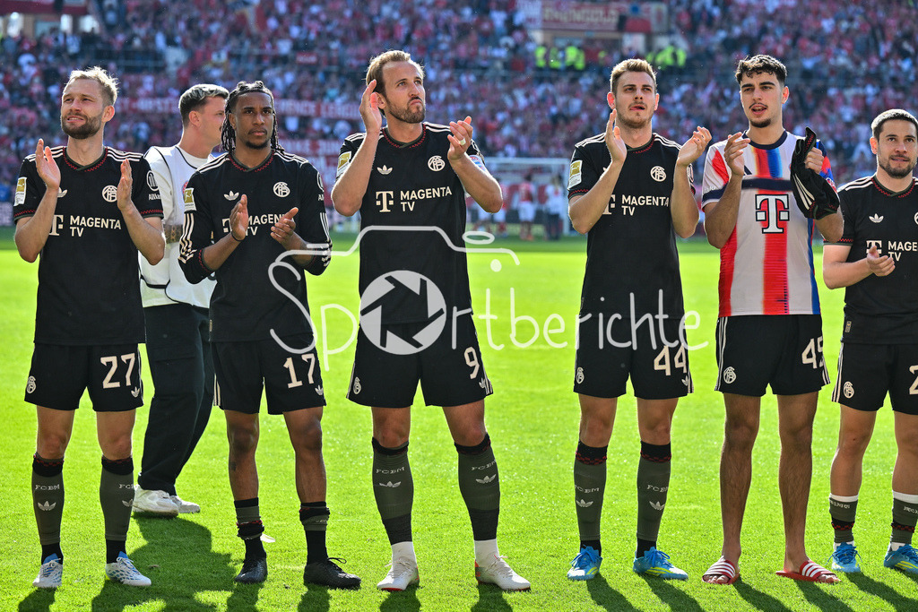 1. FSV Mainz 05 - FC Bayern München | MAINZ, GERMANY - 25. APRIL: die Spieler der Bayern feiern zusammen mit den Fans den Sieg in Mainz nach dem Bundesligamatch zwischen dem 1. FSV Mainz 05 und dem FC Bayern München am 31. Spieltag in der MEWA Arena / DFL REGULATIONS PROHIBIT ANY USE OF PHOTOGRAPHS AS IMAGE SEQUENCES AND/OR QUASI-VIDEO / Konrad LAIMER (FC Bayern Munich 27), Michael OLISE (FC Bayern Munich 17), Harry KANE (FC Bayern Munich 9), Josip STANISIC (FC Bayern Munich 44), Aleksandar PAVLOVIC (FC Bayern Munich 45), Raphael GUERREIRO (FC Bayern Munich 22)
