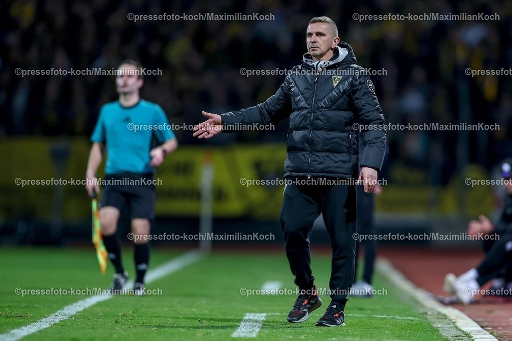 FKo26022601036 | 26.02.2026, Fußball, Landespokal Mittelrhein, SC Fortuna Köln - TSV Alemannia Aachen, Südstadion, Viertelfinale Bitburger-Pokal, Saison 2025 2026: Cheftrainer Mersad Selimbegovic  (Alemannia Aachen #hc) gestikulierend am Spielfeldrand   DFB regulations prohibit any use of photographs as image sequences and or quasi-video.