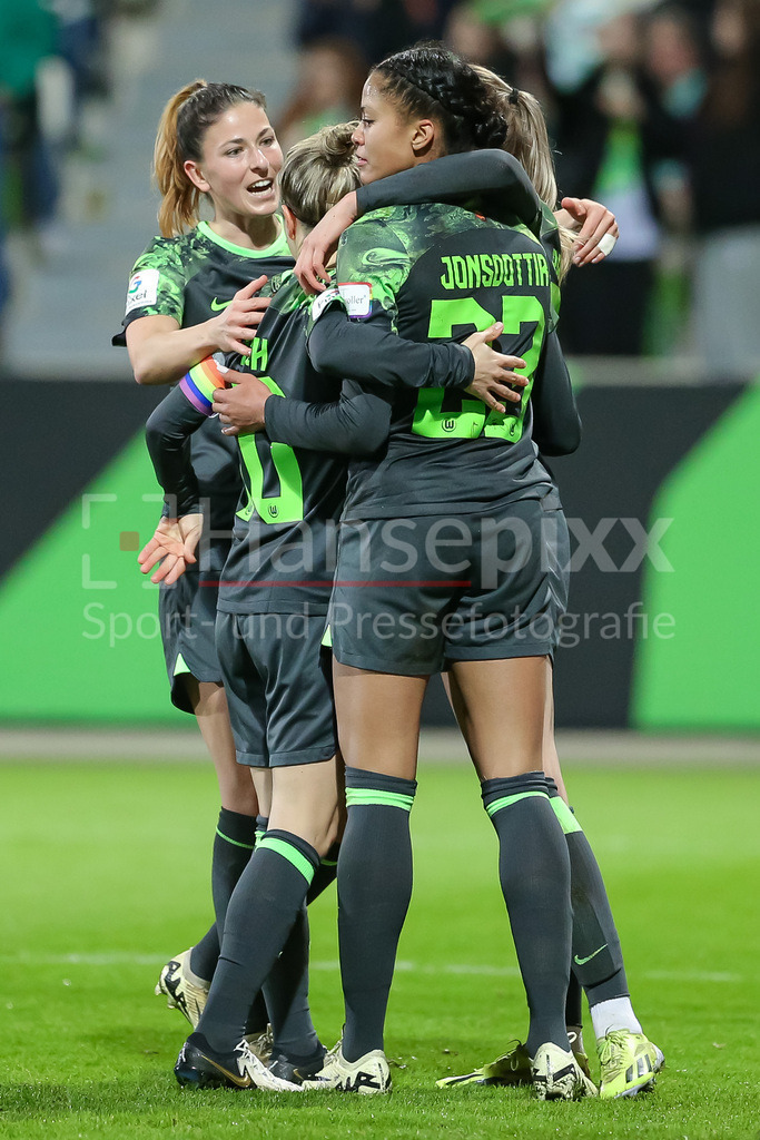 Fussball, Google Pixel Frauen-Bundesliga, VfL Wolfsburg - RB Leipzig | v.li.: Spielerinnen vom VfL Wolfsburg mit Torjubel, Jubel, jubeln, jubelt, optimistisch, Spielszene, Highlight, Freude über das Tor zum 3:0, DIE DFB-RICHTLINIEN UNTERSAGEN JEGLICHE NUTZUNG VON FOTOS ALS SEQUENZBILDER UND/ODER VIDEOÄHNLICHE FOTOSTRECKEN. DFB REGULATIONS PROHIBIT ANY USE OF PHOTOGRAPHS AS IMAGE SEQUENCES AND/OR QUASI-VIDEO.
