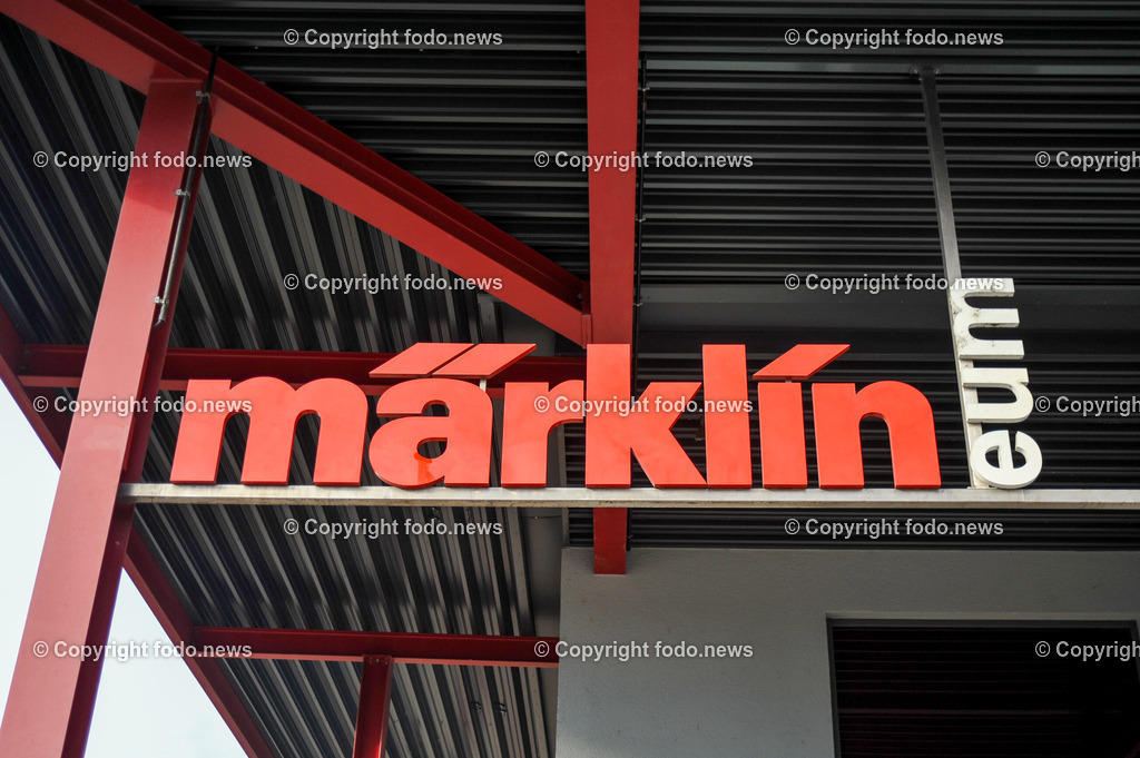 Deutschland_ Baden-Wuerttemberg_ Goeppingen_ 15.01.2025-8 | 15.01.2025, Deutschland, GER, Baden-Wuerttemberg, Goeppingen, im Bild Themenbild, Stadtansichten, Maerklin, Spielzeughersteller, Modelleisenbahn, Lok, Lokomotive, Kinder, Spielzeug, Zug, Eisenbahn, Waggon, Produkt, Produzent, Hersteller, Fabrik, Schild, Logo, Leuchtreklame, Werbung