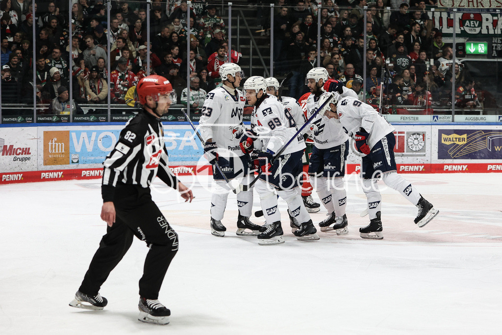 Augsburger Panther - Adler Mannheim | Jubel der Adler nach dem Treffer zum 0-3 durch David WOLF (MAN #89) / Freude / Tor / Torschuetze