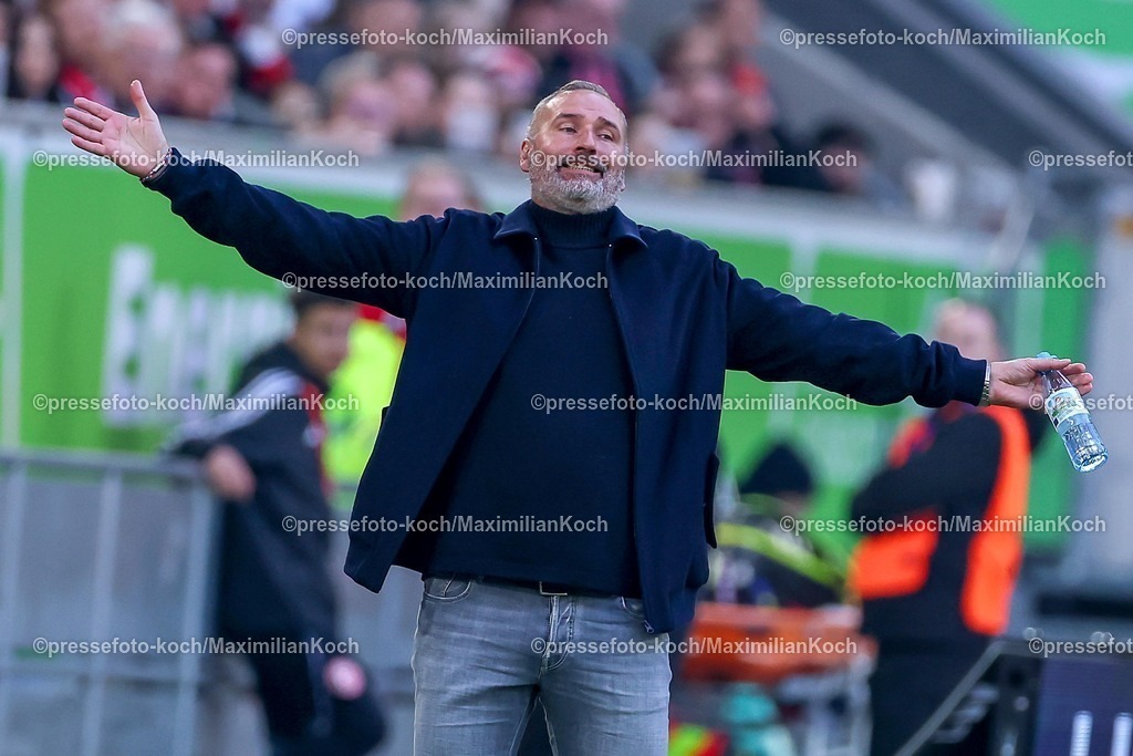 F9510042601050 | 10.04.2026, Fußball, Fortuna Düsseldorf - Holstein Kiel, 2. Fußball Bundesliga, Herren, Merkur Spiel-Arena, 29. Spieltag, Saison 2025 2026: Cheftrainer Tim Walter  (Holstein Kiel #hc) gestikulierend am Spielfeldrand   DFB regulations prohibit any use of photographs as image sequences and or quasi-video.