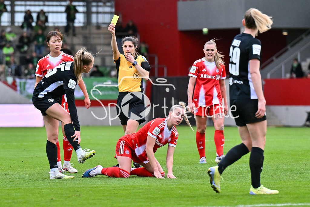 FC Bayern München - VfL Wolfsburg | MUNICH, GERMANY - 22. FEBRUARY: Schiedsrichterin Dr. Riem HUSSEIN zeigt Vivien ENDEMANN (VfL Wolfsburg Frauen 25) die gelbe Karte während dem Spiel zwischen den Frauen des FC Bayern München und den Frauen des VfL Wolfsburg am 19. Spieltag der Google Pixel Frauen-Bundesliga am FC Bayern Campus