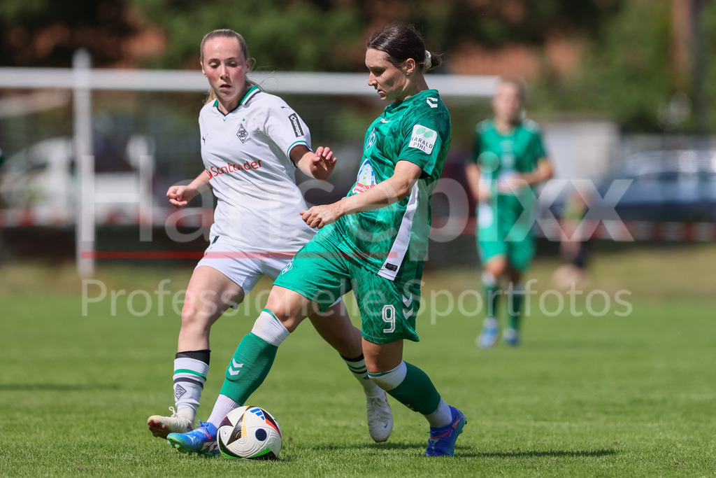 Fussball, Testspiel Frauen, Borussia Mönchengladbach - SV Werder Bremen | v.li.: Sophie Weidauer (SV Werder Bremen, 9) am Ball, Einzelbild, Ganzkörper, Aktion, Action, Spielszene