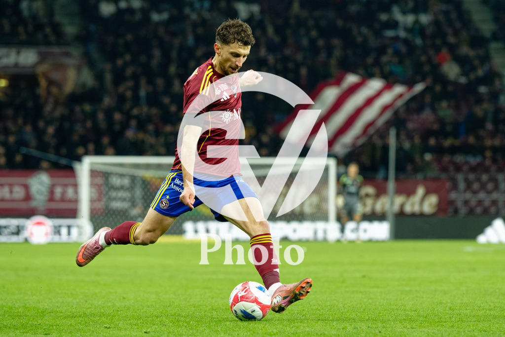Brack Super League - Servette FC v FC Lausanne-Sport | Miroslav Stevanovic (9 Servette FC) shoots the ball (action)  during the Brack Super League match between Servette FC and FC Lausanne-Sport at Stade de Geneve in Geneva, Switzerland