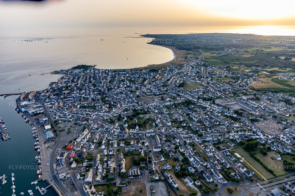 Vue aérienne: Vue de la ville à Guilvinec dans le département Finistère, France. Photo: IMG_132663.jpg prise le 17/06/2022 par Werner Riehm/FLY-FOTO.eu – Résolution de l'original: 5218 x 3478 px