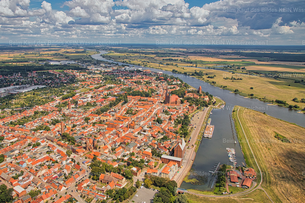 Tangermünde_Schönhausen_7100 | Tangermünde im Hintergrund Schönhausen - Realizado com Pictrs.com