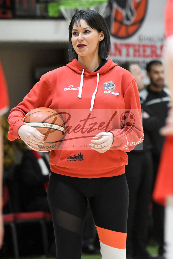20200126_PANHAL_0015 | Basketball, Frauen: Milica Cuic (GiroLive-Panthers Osnabrück) schaut beim Spiel der Toyota DBBL zwischen GiroLive-Panthers Osnabrück vs. GISA LIONS SV Halle am 26.01.2020 im Panthers Dome in Osnabrück, Deutschland.(Foto von Nico Paetzel) - Realisiert mit Pictrs.com