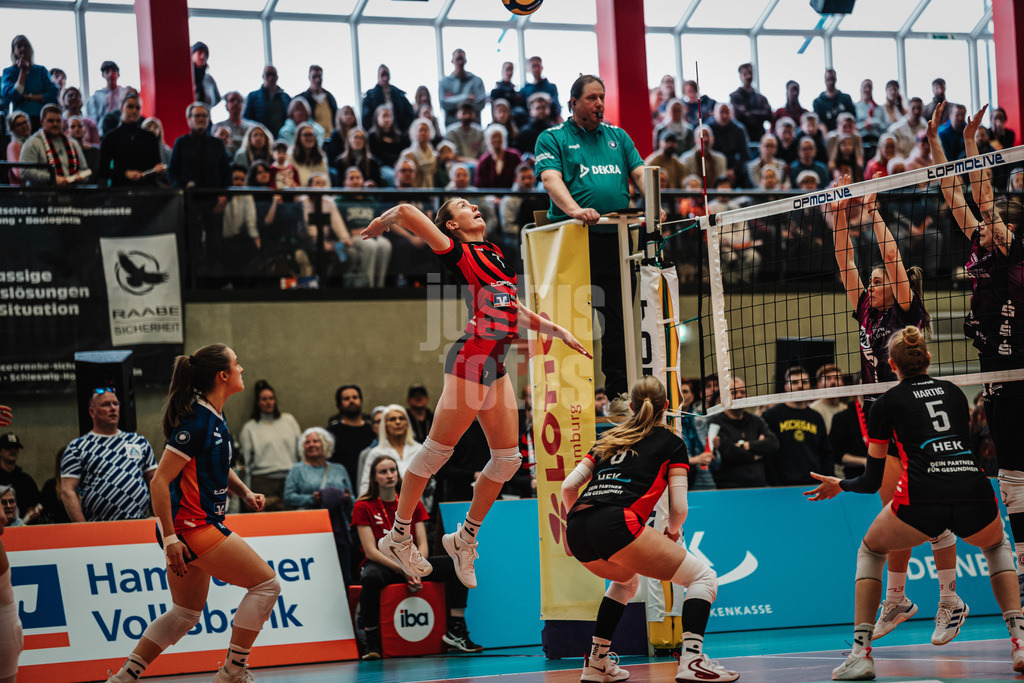 Volleyball | Frauen | Saison 2025/2026 | Volleyball Bundesliga | ETV Hamburger Volksbank Volleys vs. Schwarz-Weiß Erfurt | 15.02.2026 | Leonie Körtzinger (#7, ETV Hamburger Volksbank Volleys) beim Angriff